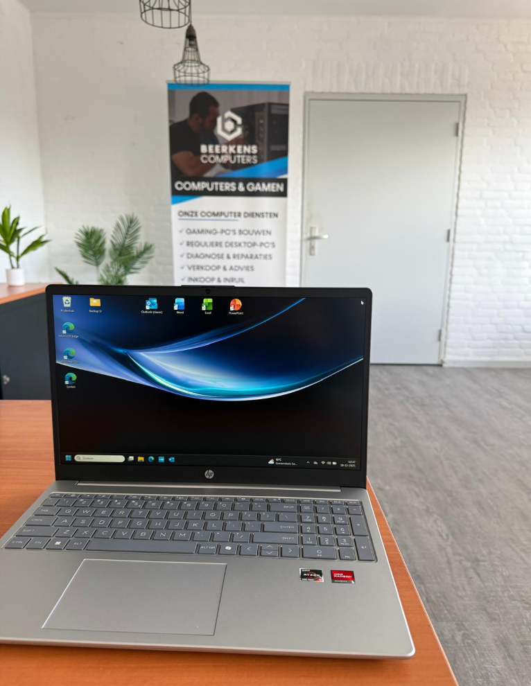 Laptop in de werkplaats van Beerkens Computers in Venray